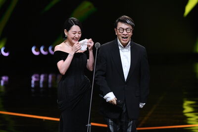 金鐘時尚／小S戴近億元珠寶＋黑禮服優雅現身　合體蔡康永淚憶大S