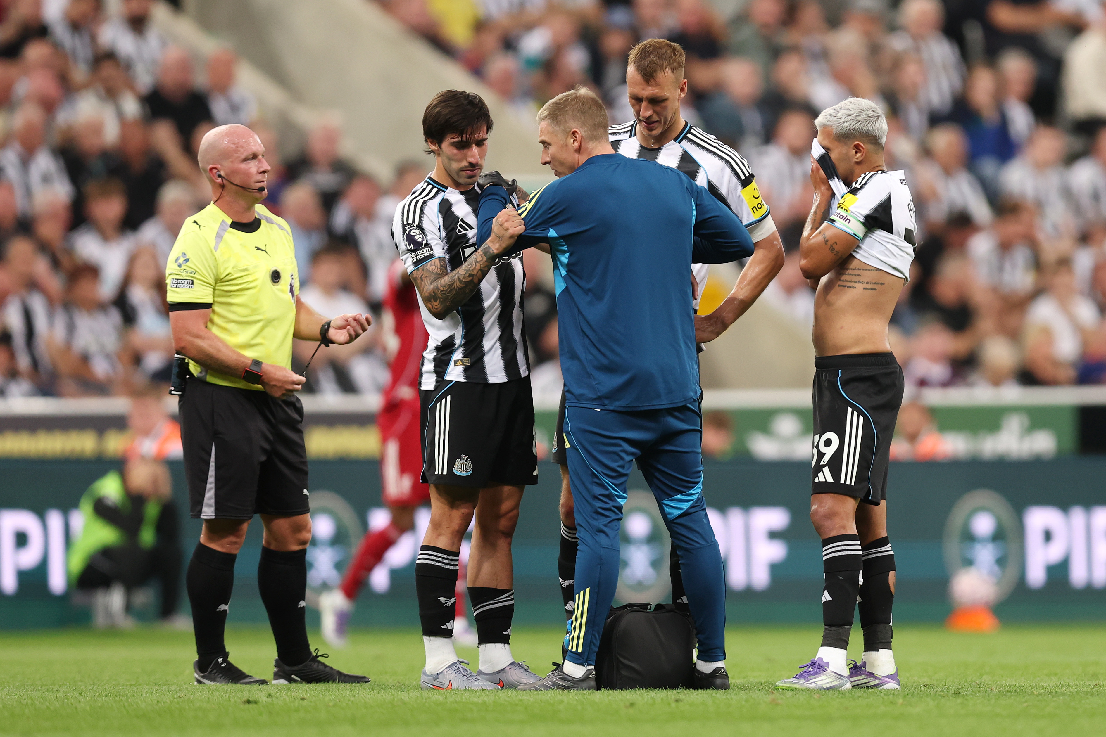 NEWCASTLE UPON TYNE, ENGLAND - AUGUST 25: Sandro Tonali of Newcastle United receives medical treatment to an injury during the Premier League match between Newcastle United and Liverpool at St James' Park on August 25, 2025 in Newcastle upon Tyne, England. (Photo by George Wood/Getty Images)