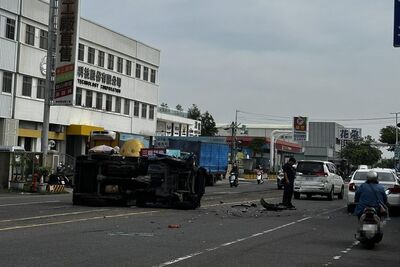 身體不適釀追撞！嘉義貨車高速連撞2車翻覆&hellip;滿地碎片　1人送醫