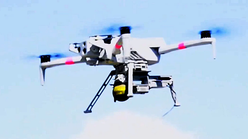 美国陆军21日在社交平台X上传了一段无人机投掷手榴弹的视频，图为其中一幕。