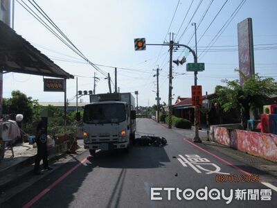 屏東萬丹閃光號誌路口又車禍　「注意常肇車禍」警語超諷刺