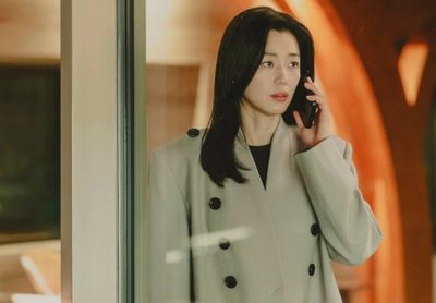 全智賢《暴風圈》精英造型解析！高領西外、風衣是必備　偷塞了私人愛牌