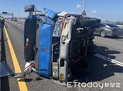 國1五楊高架小貨車撞翻2傷！封閉3車道拖吊　一度回堵3公里