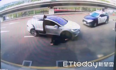 新角度畫面曝！特斯拉桃機拒檢衝撞員警遭開槍　女乘客卡鷗翼門