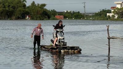 五結鄉大淹！護理師「人車搭竹筏」渡水畫面曝　急到院上班救傷患