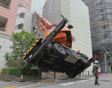 東京1300戶大停電！　「起重機翻覆」砸中旁邊大樓、電線桿
