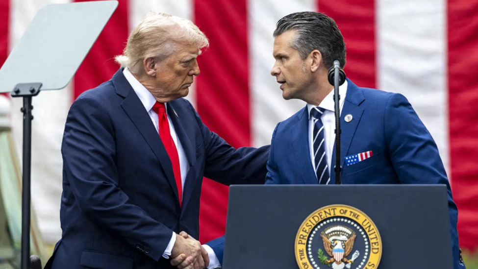 站在赫格赛斯（右）的角度来看，美国的对外军事行动越多，自己作为&ldquo;战争部长&rdquo;的作用就越重要。