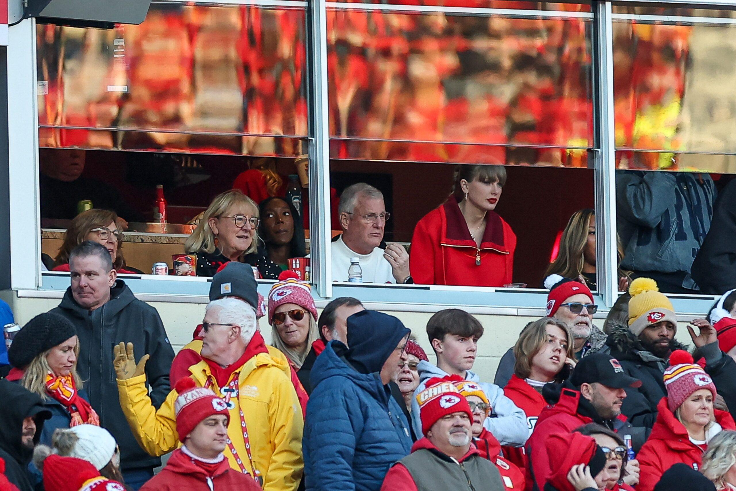 Taylor Swift and Donna Kelce at Kansas City Chiefs game