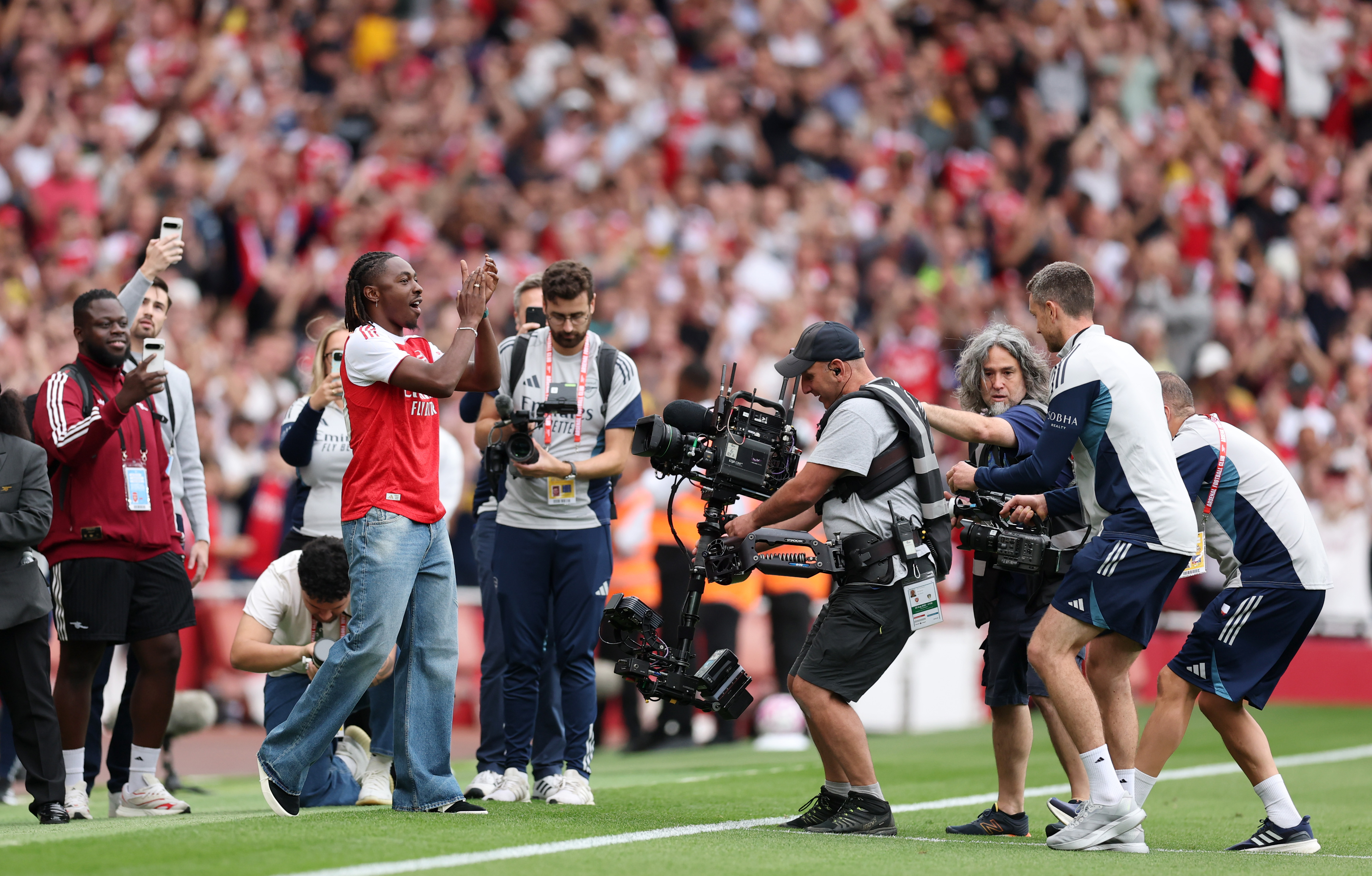 LONDON, ENGLAND - AUGUST 23: Eberechi Eze is presented to the fans prior to the Premier League match between Arsenal and Leeds United at Emirates Stadium on August 23, 2025 in London, England. (Photo by Julian Finney/Getty Images)
