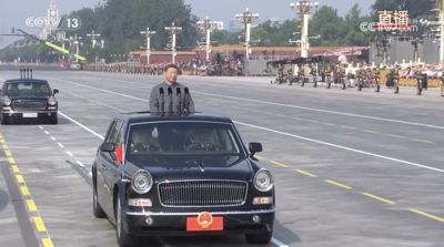 不斷更新／九三閱兵登場　習近平登指揮車檢閱部隊