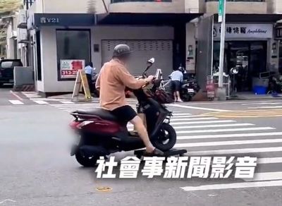 台南超扯騎士！機車前輪放平板車上趴趴走　警：最高罰3萬6