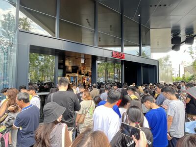 新光三越台南小北門店試營運千人等進場　民眾排14小時搶泡泡瑪特