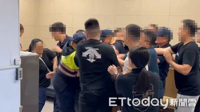 圍毆畫面曝！17歲女搭車返家遇死劫　家屬暴怒痛揍計程車運將