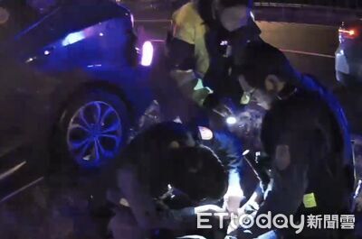 毒駕男未開大燈被盯上　逆向狂飆逃逸！國道遭攔停搜出海洛因