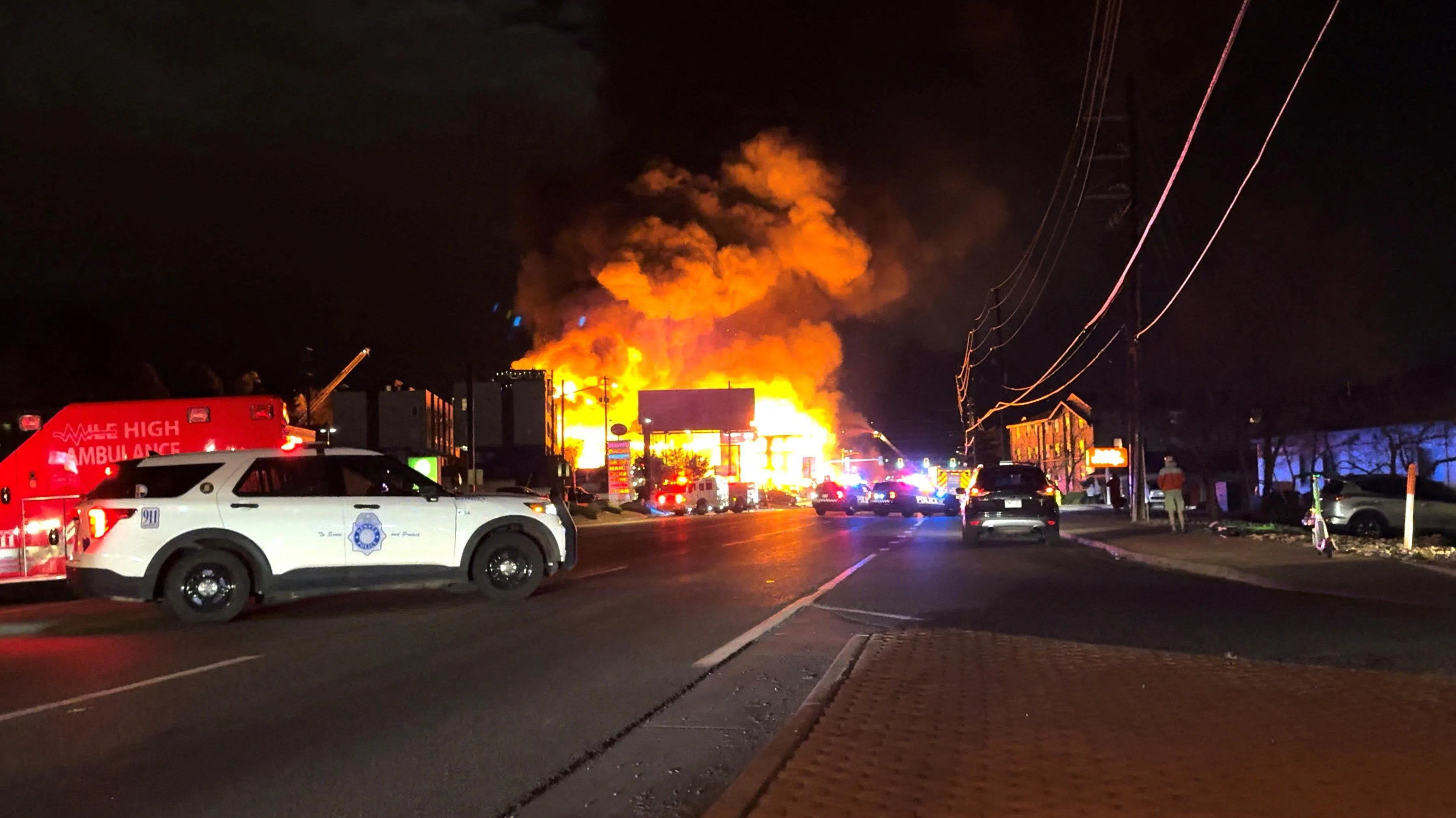 灭火行动持续数小时，火势已控制约70%。（路透社）