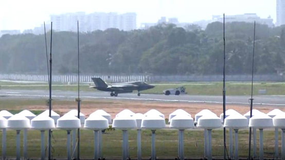 英国滞留印度F-35B战机6日被拖入机库。图源：印媒