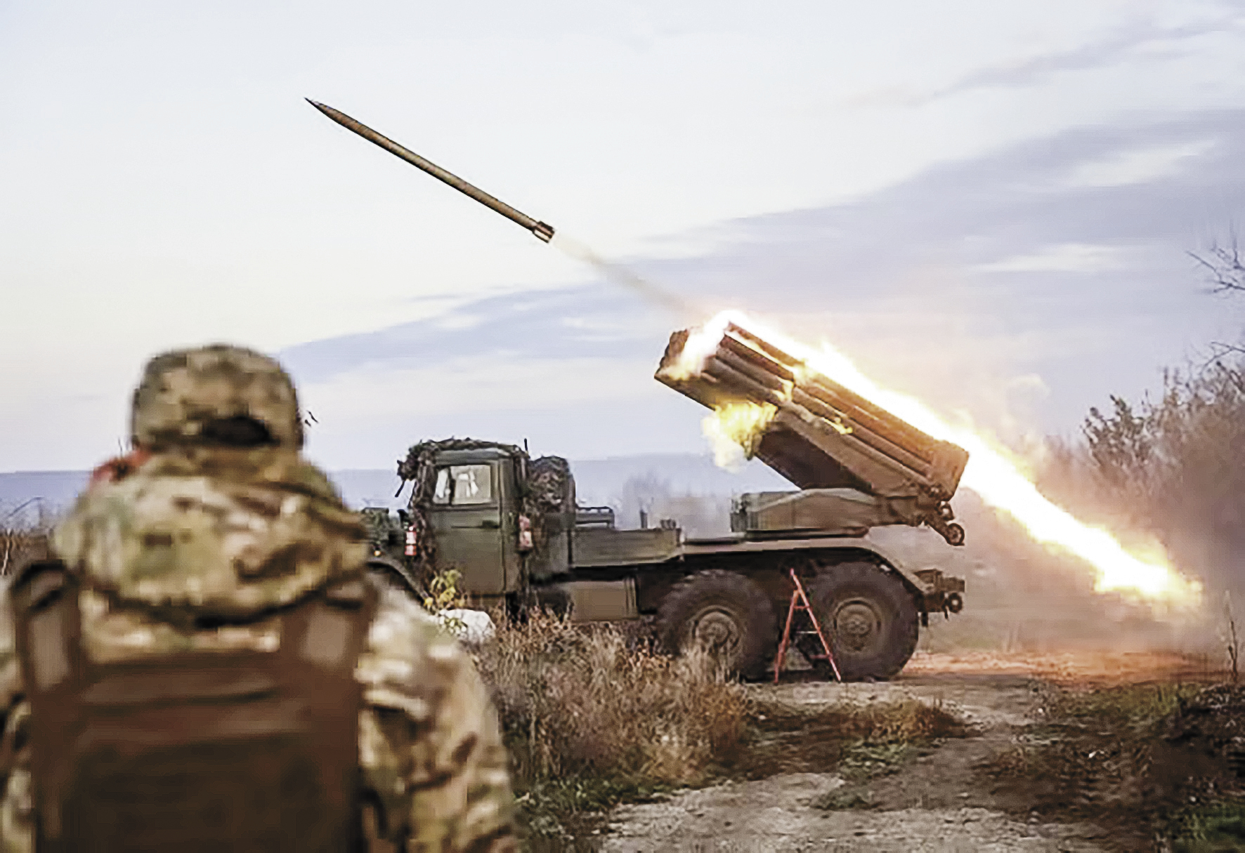 23日，乌军士兵在顿涅茨克州重要堡垒城市康斯坦丁诺夫卡用BM-21&ldquo;冰雹&rdquo;多管火箭炮向俄军开火。（图源：英媒）