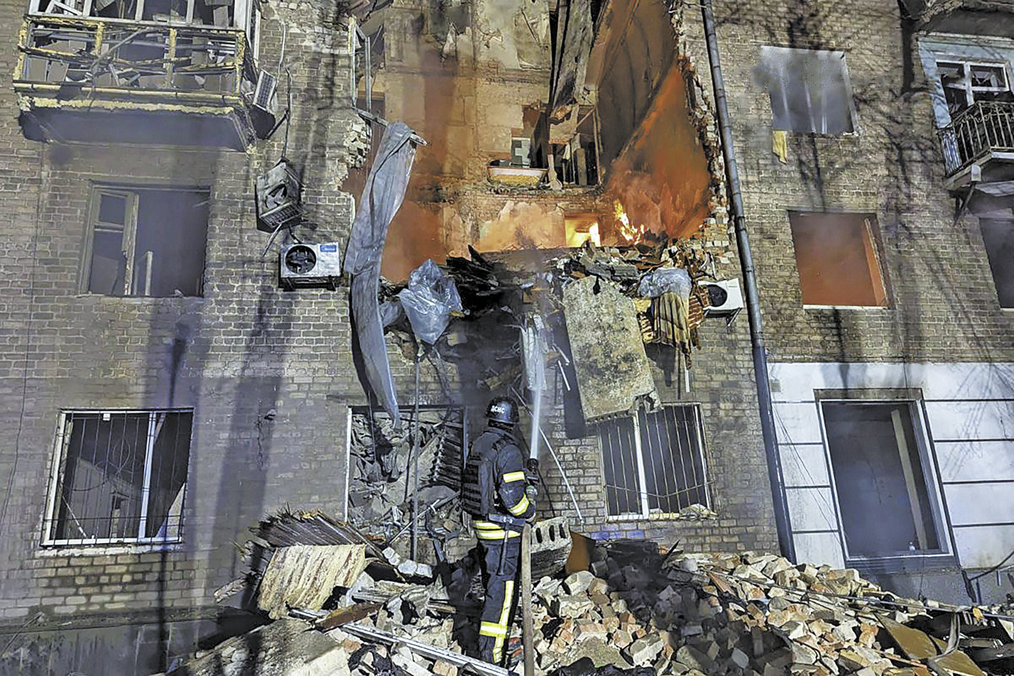 8日，乌克兰克里沃罗格一栋建筑被俄罗斯导弹击中。 （视觉中国）