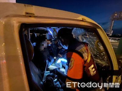快訊／國道8號貨車追撞轎車　「車頭扭曲變形」1男受困