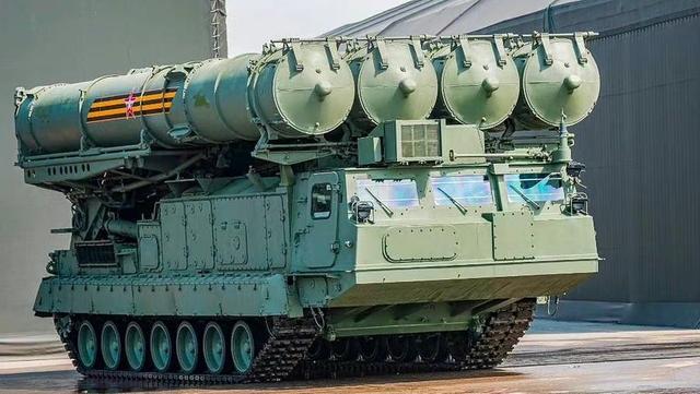 ▲S-300V4换用了履带式底盘