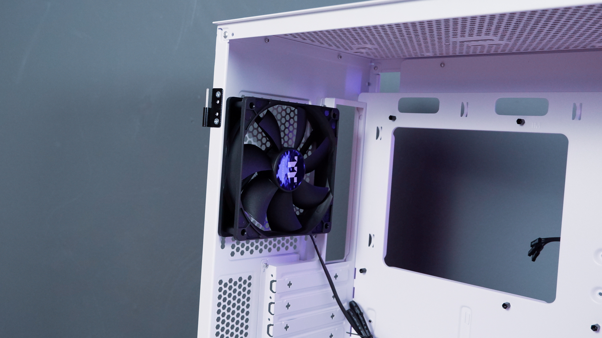 A white gaming PC built using a Thermaltake PC case, Cooler Master fans, and an AMD CPU.