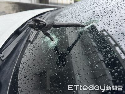 夭壽！鐵鉗飛來砸中前擋　國道版絕命終結站差點害人「登出」