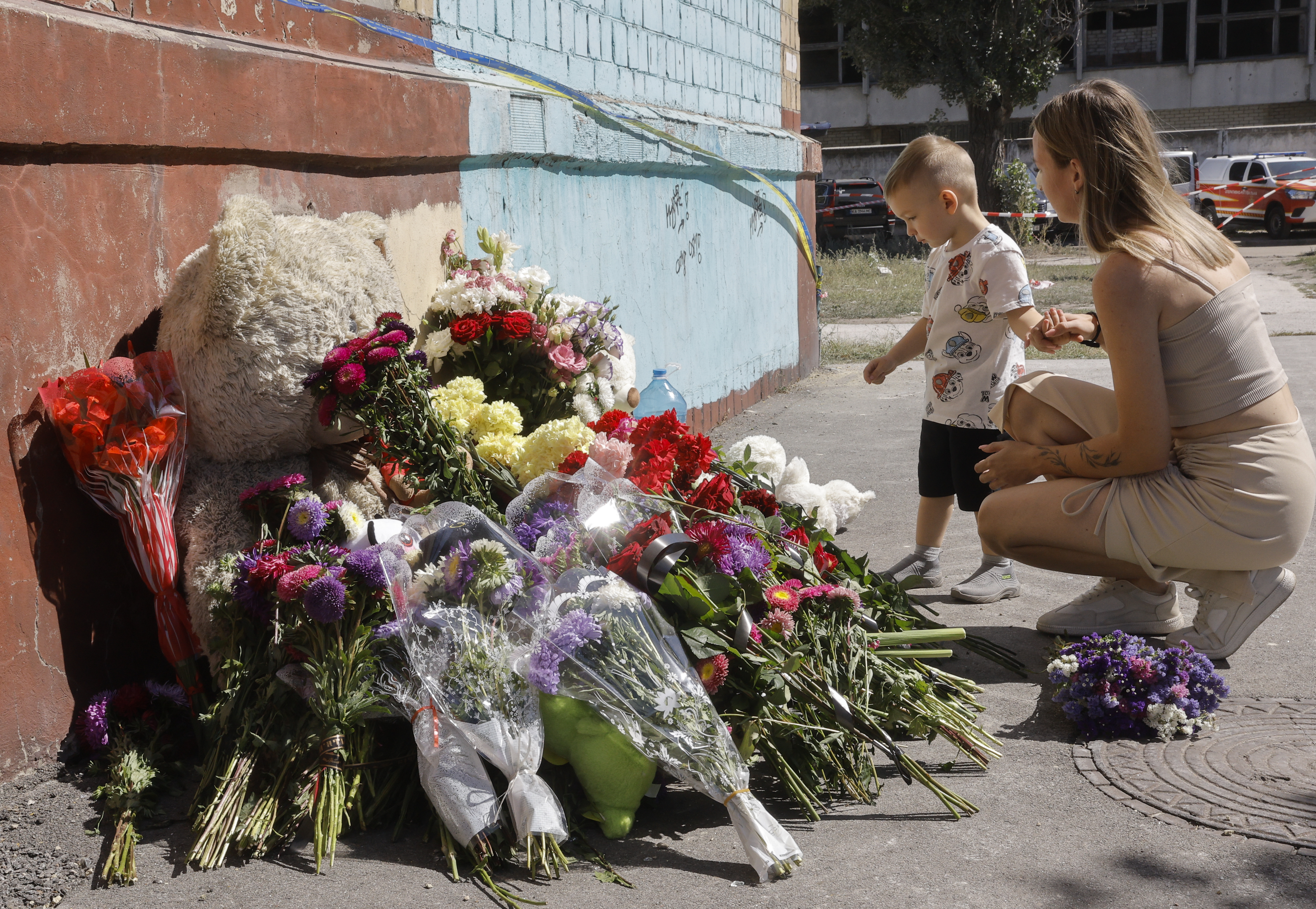 epa12333748 Ukrainians bring flowers and toys at the site of a Russian strike the previous day hit a five-storey residential building in Kyiv, Ukraine, 29 August 2025, amid the ongoing Russian invasion. At least 23 people were killed, including four children, and 50 were injured in Kyiv when Russia launched an overnight attack over Ukraine, according to the State Emergency Service. EPA/SERGEY DOLZHENKO