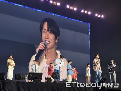 直擊／3種手幅看不夠！SJ以為應援沒了　2樓排出超猛「燈光應援」美炸