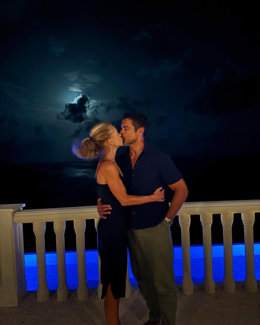 Kelly Ripa and Mark Consuelos kissing