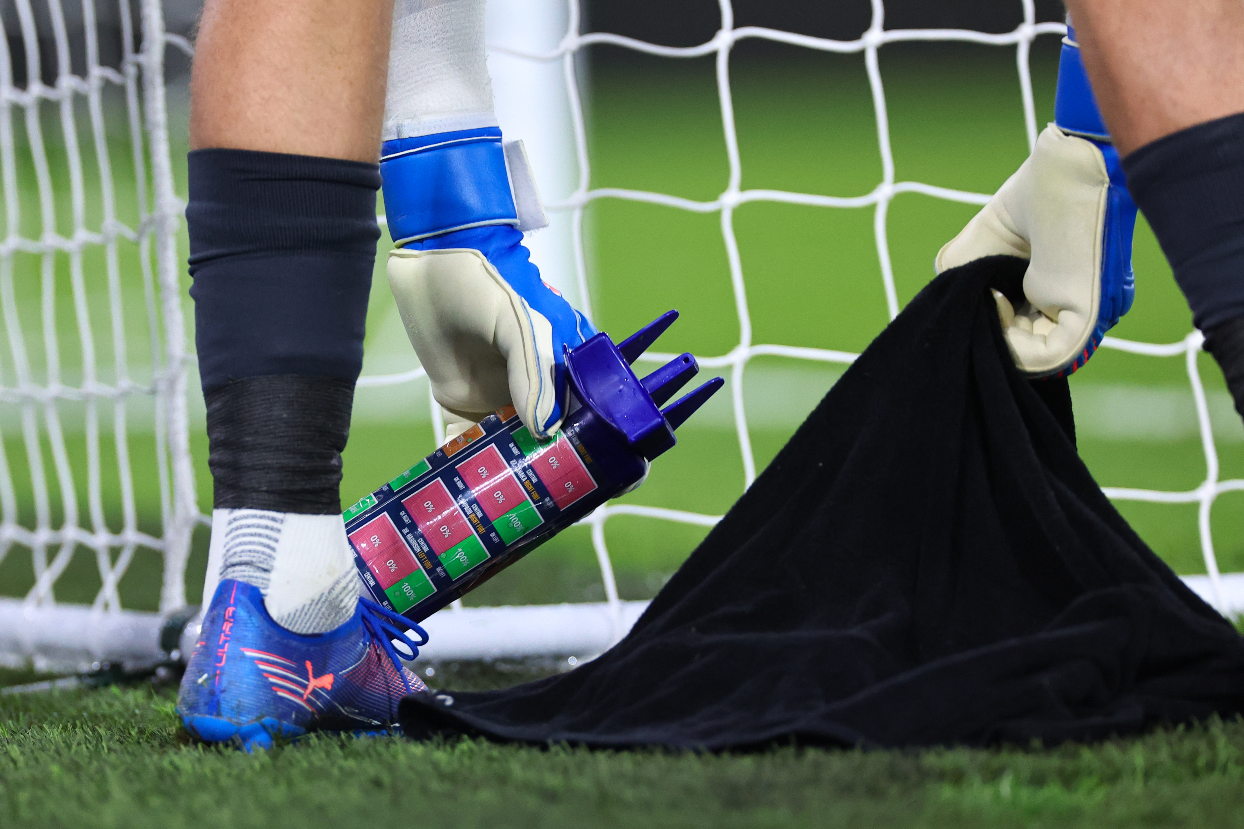 LEEDS, ENGLAND - AUGUST 18: Jordan Pickford of Everton's water bottle with information on penalty takers during the Premier League match between Leeds United and Everton at Elland Road on August 18, 2025 in Leeds, England. (Photo by Robbie Jay Barratt - AMA/Getty Images)