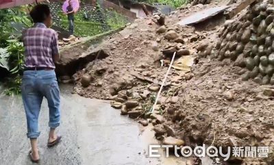 恐怖畫面曝！員林山區嚴重土石流　民宅險掉落邊坡