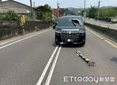 快訊／酒駕男撞安全島！標誌桿斷頭噴砸阿法　前擋破大洞畫面曝