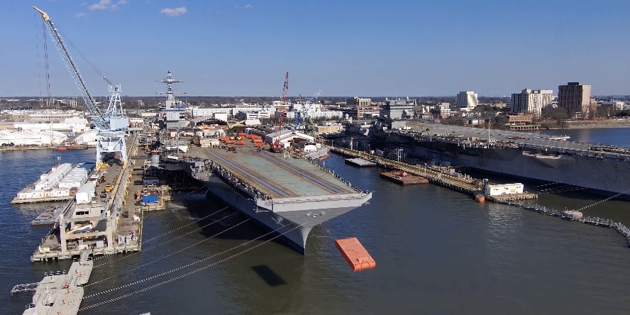 2024年2月，&ldquo;肯尼迪&rdquo;号（画面左侧）开始进行舰艏弹射器静态弹射测试，注意其左舷方向画面右侧等待拆解的&ldquo;企业&rdquo;号