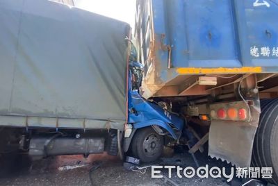 快訊／台2線小貨車遭大車夾殺！　車頭扁掉「乘客搶救無效亡」