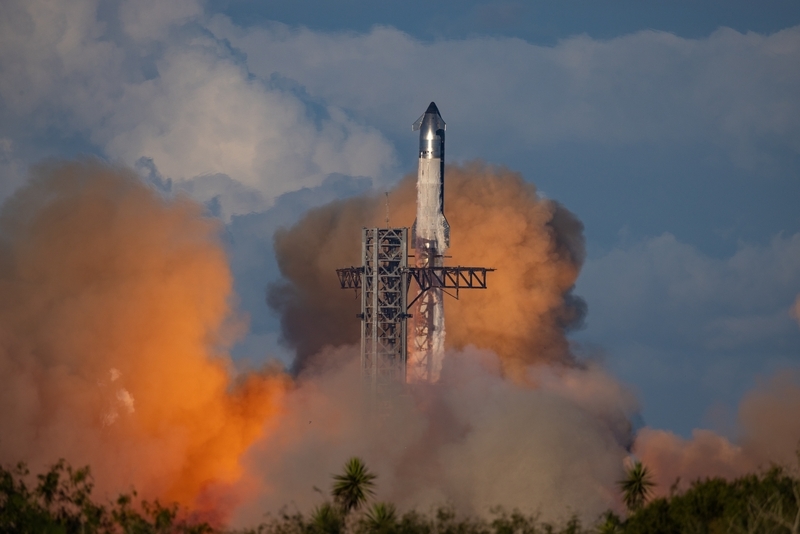 2025年10月13日，美国得克萨斯州，SpaceX新一代重型运载火箭&ldquo;星舰&rdquo;发射升空，实施第11次试飞。 IC Photo