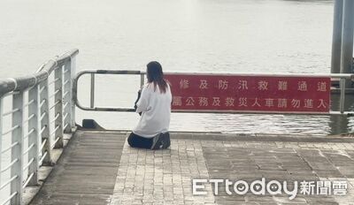 男大生救人失蹤！姊大稻埕河岸旁跪地苦等　同窗好友趕赴現場祈禱