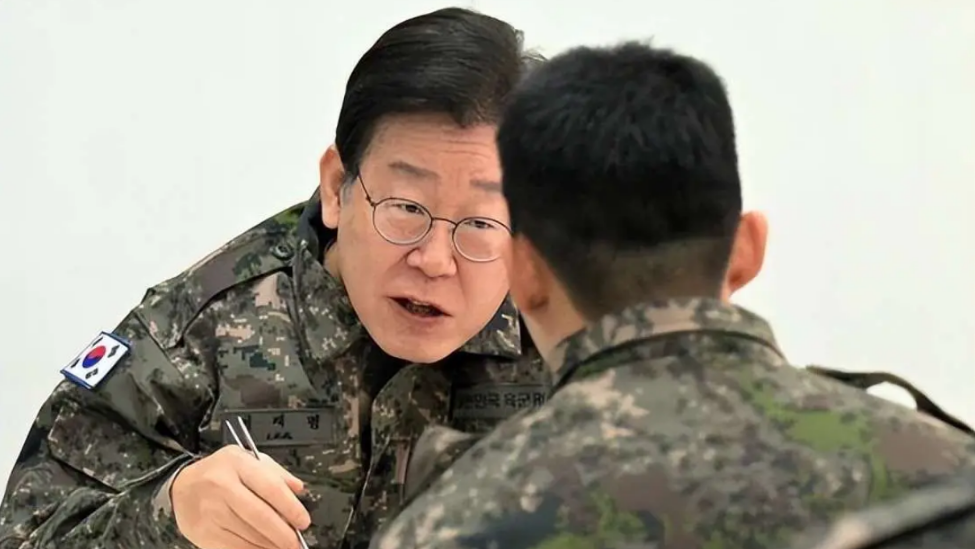 李在明强调,韩国军队必须从依赖征兵兵力的“人海战术式”军队转型为由有人与无人复合体系武装的专业化智能强军。