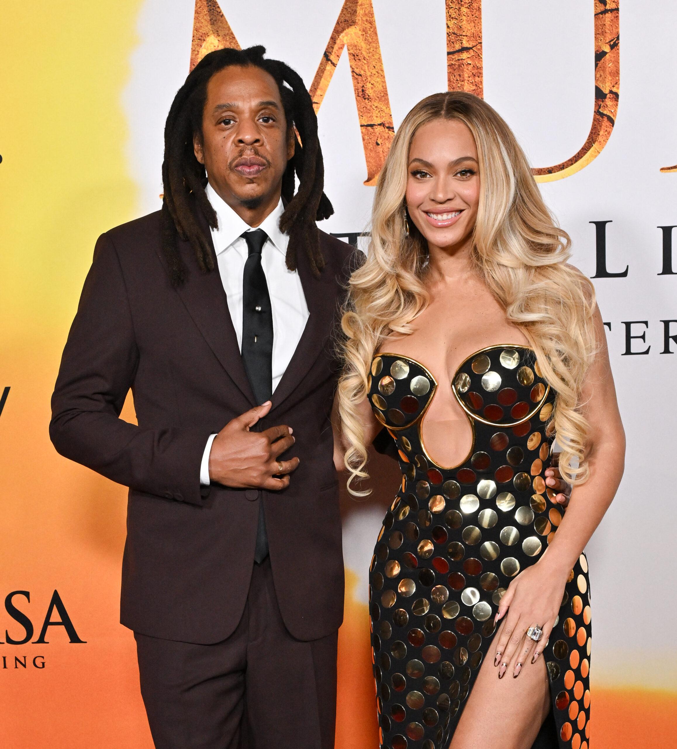 Beyonc&eacute; and Jay-Z posing on the red carpet.