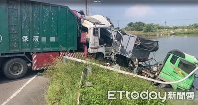 快訊／台南2大貨車相撞衝進魚塭　72歲駕駛身亡...現場慘況曝