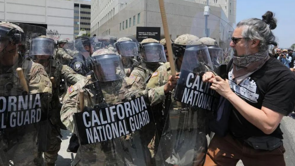 图为在美国国内武装执法的特工