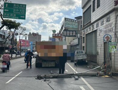 彰化砂石車遮沙網突翹起　勾電線扯倒電桿！用路人急閃
