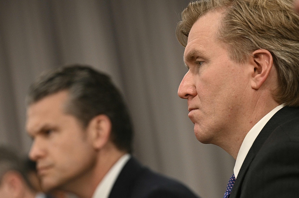 资料图：美国副防长埃尔布里奇&middot;科尔比（右）与国防部长赫格塞思。（视觉中国）