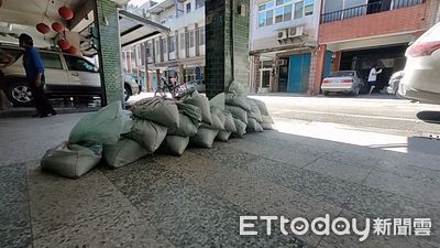 風神颱風逼近台灣！光復鄉居民「急堆沙包」　曝心聲：怕水淹進來