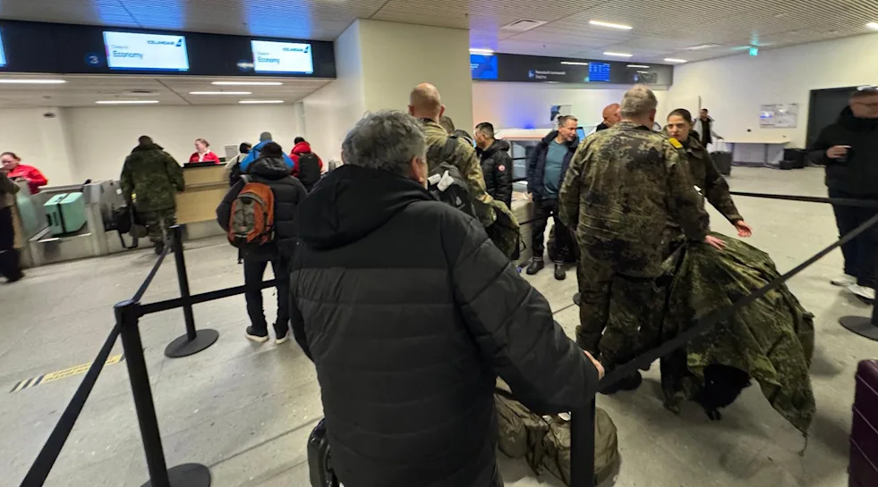 德国军事人员被拍到出现在机场。图源：德媒