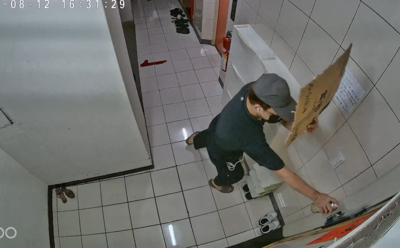 惡鄰「紙板遮臉」噴漆破壞電子鎖！側臉露餡全場傻：這是在螫啥