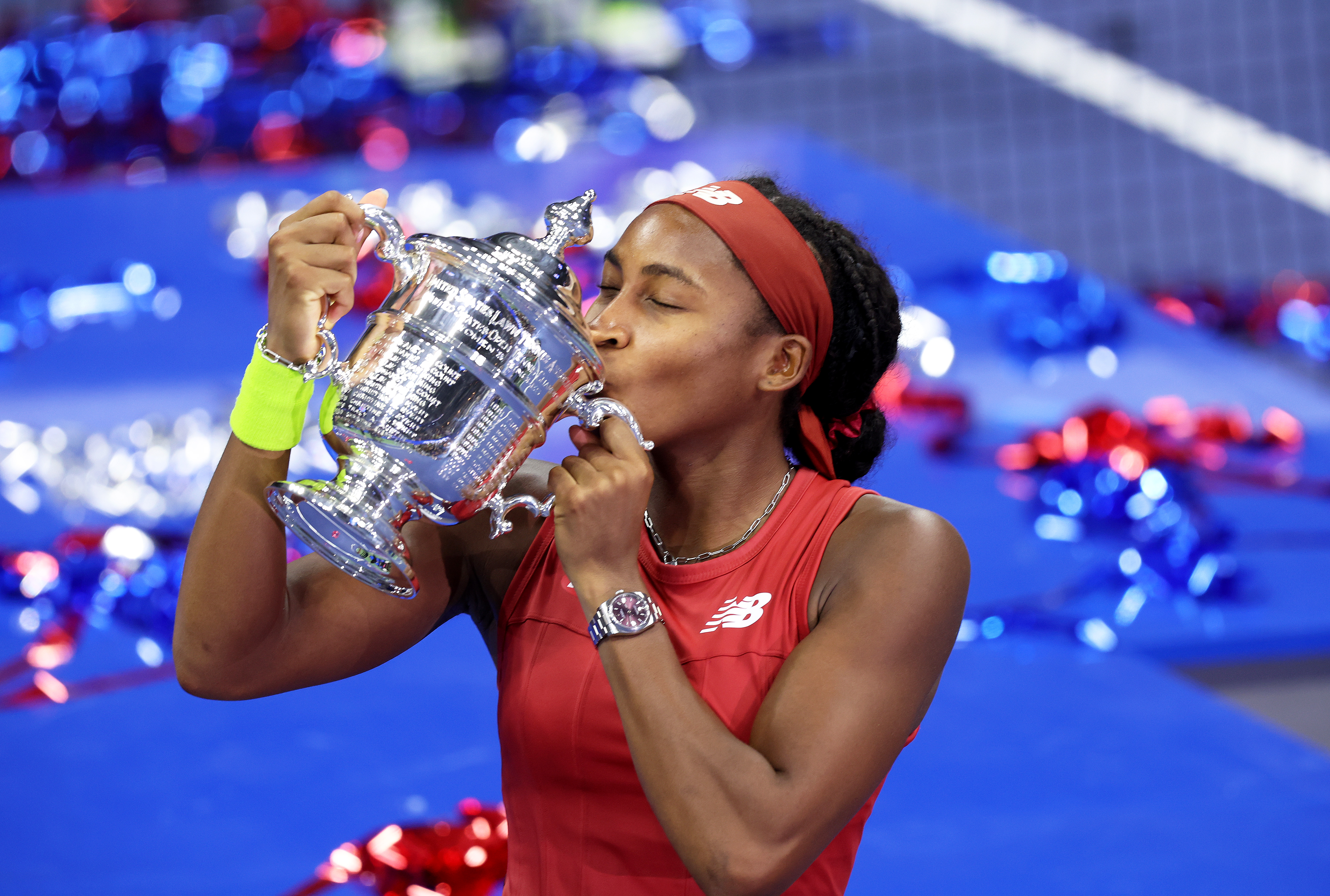 Coco Gauff kissing the US Open trophy.