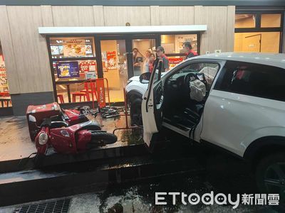 闖紅燈釀禍！休旅車擦撞無辜騎士　險衝進肯德基嚇壞客人　　　