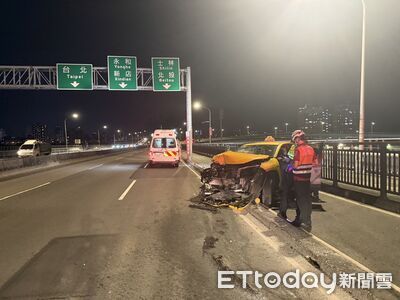 快訊／北市華江橋小黃自撞　車頭全毀卡汽機車分隔島