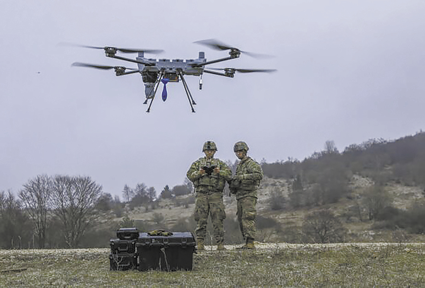 今年1月，美军训练用无人机投掷小型炸弹。