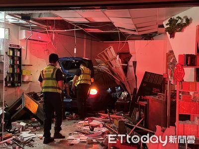 快訊／台中深夜轎車撞入民宅　屋內1女當場死亡